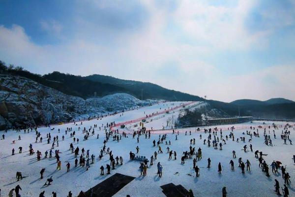 2023-2024雪季七彩太行云上滑雪场门票多少钱