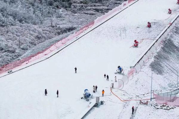 2023年12月28日屈原故里國際滑雪場盛大開板