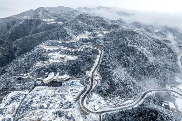 2023年12月28日屈原故里国际滑雪场盛大开板