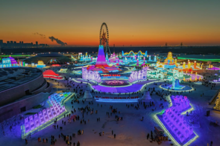 “第35届中国·哈尔滨国际冰雕比赛”“首届国际冰雪数字化灯光创意设计大赛”和“冰雕大师邀请赛”于12月31日在哈尔滨冰雪大世界举行