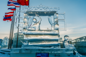 “第35届中国·哈尔滨国际冰雕比赛”“首届国际冰雪数字化灯光创意设计大赛”和“冰雕大师邀请赛”于12月31日在哈尔滨冰雪大世界举行