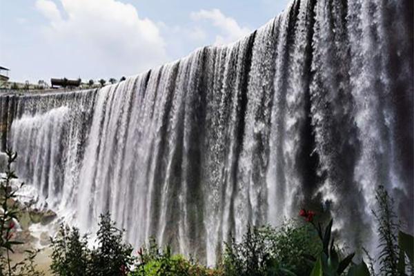 低坑大瀑布是亚洲第一大瀑布吗