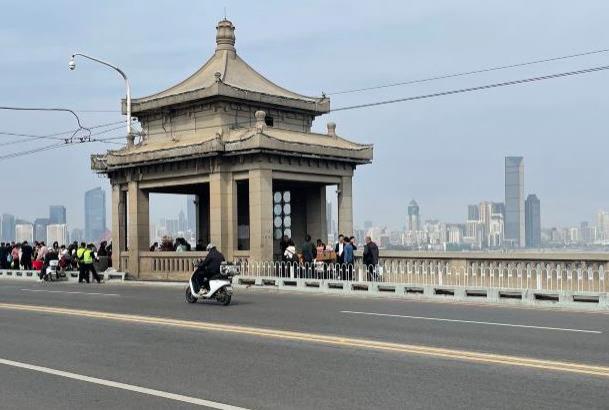 武汉长江大桥全长多少米步行多久
