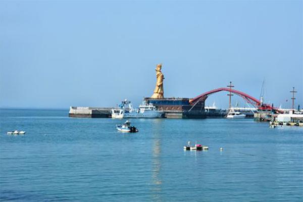 青島小麥島的雕像是誰