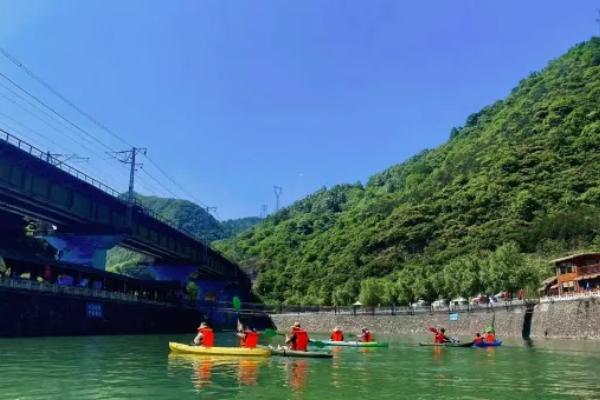 牛背梁漂流和柞水老林漂流哪个好