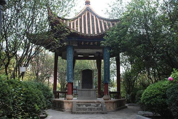段氏与三十七部会盟碑又被称为石城会盟碑,现在保存在云南省曲靖市