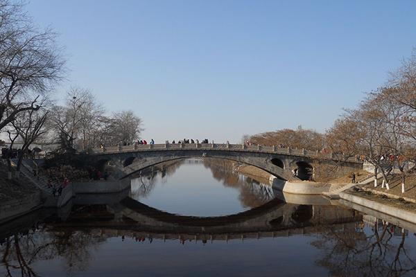 赵州桥有2800多吨重,但时的设计师为了使桥更加的