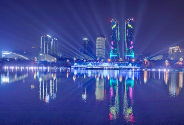 1,在交子公園的點位可以拍到水的倒影2,路過摩方,悠方,過街到環宇薈