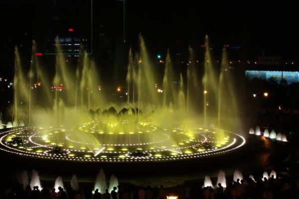 济南绿地中心喷泉图片