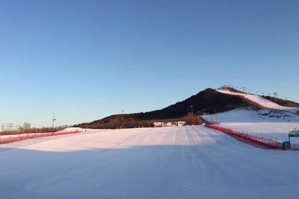 青岛月季山滑雪场图片