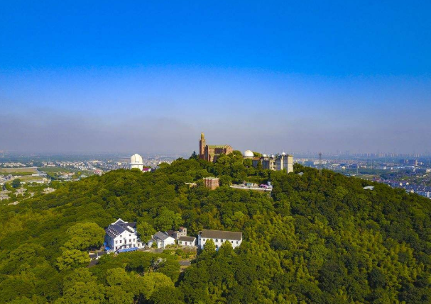 佘山分為東西兩部分.它位於上海西郊的古城松江.